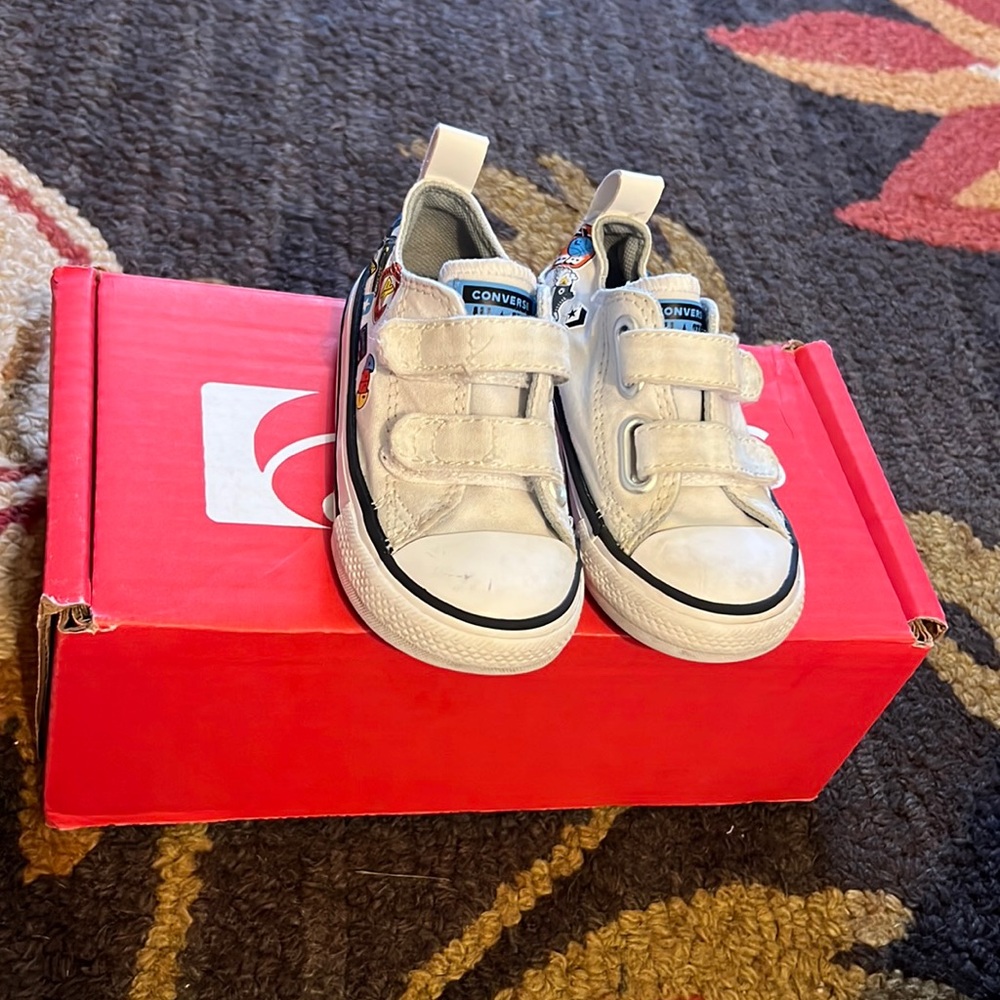 Famous Footwear White Low Top Converse With Design On Heels.